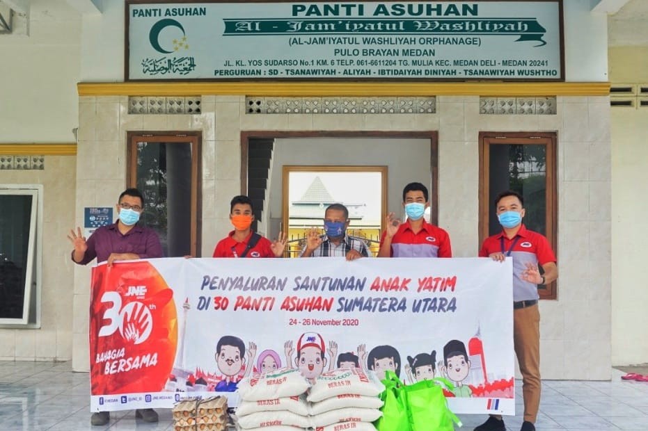 JNE Berbagi di HUT Ke 30, Kali Ini Santuni 30 Panti Asuhan di Sumut