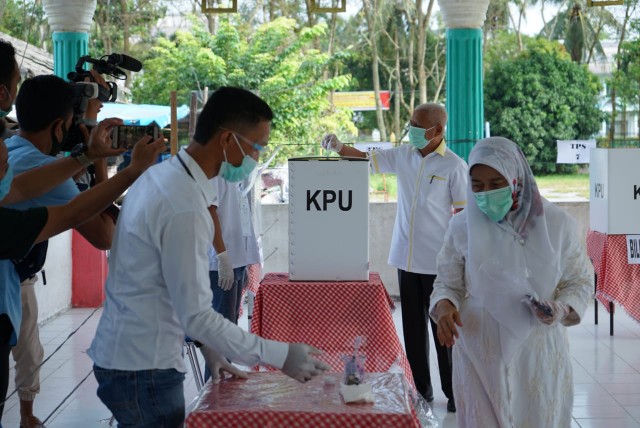 Nyoblos di TPS 7, Calon Bupati Asahan Surya-Taufik Yakin Menang