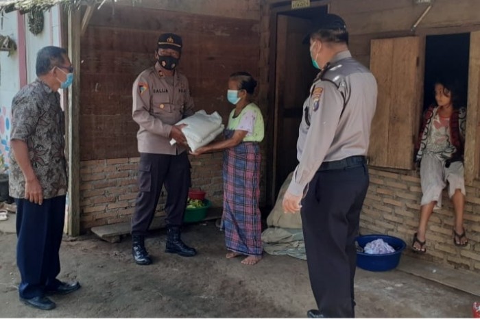 Kapolresta Deli Serdang Bagikan Sembako Pada Warga Kurang Mampu