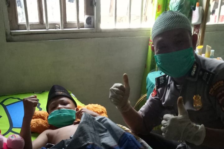 Aiptu Joni Hasibuan Bisa Khitan Anak dan Bantu Warga Kurang Mampu