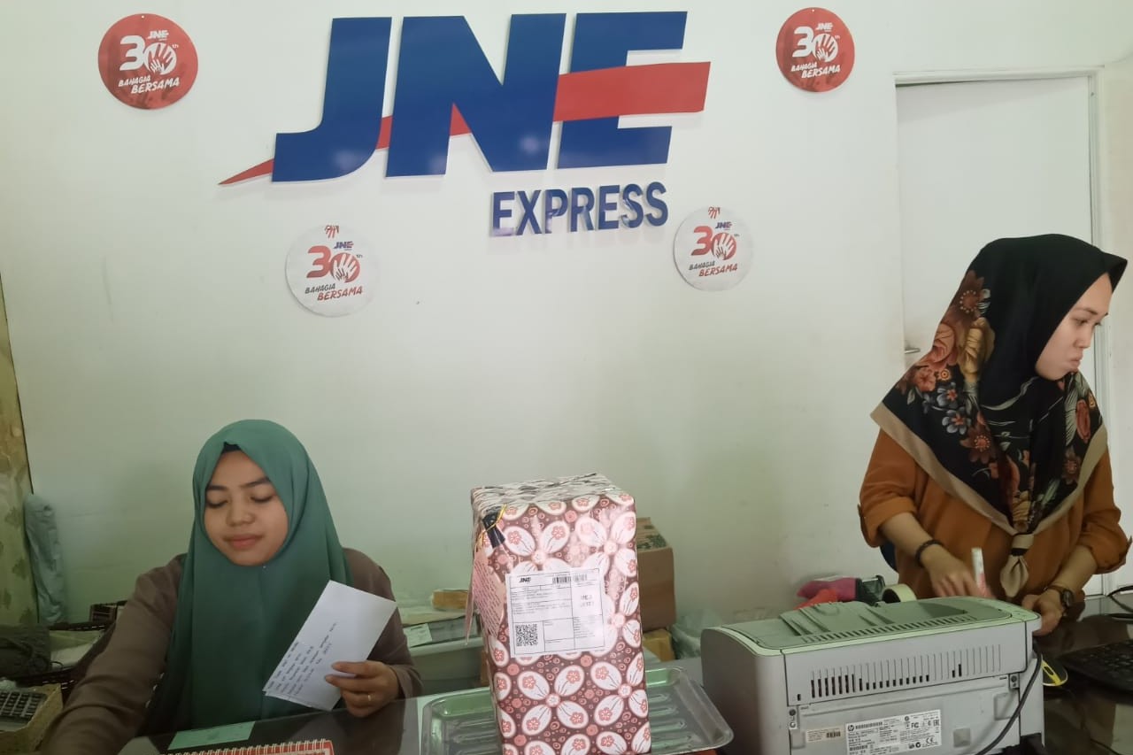 JNE Penyampai Kado Spesial dari Terspesial