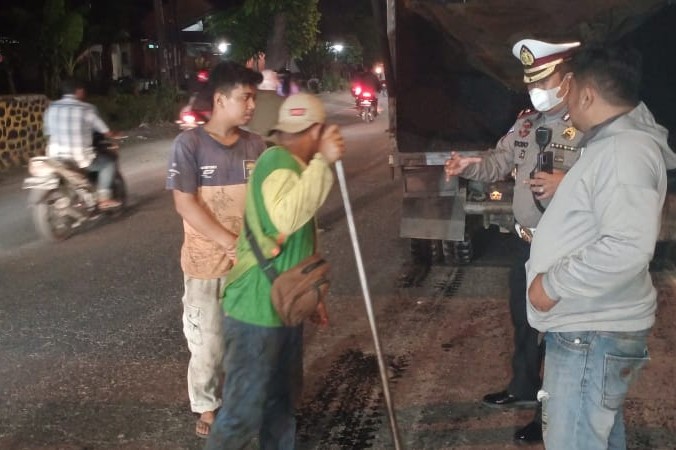 Jalan Rusak Jadi Keluhan Pengendara, Sat Lantas Polresta Deli Serdang Bantu Pengecekan Pengaspalan