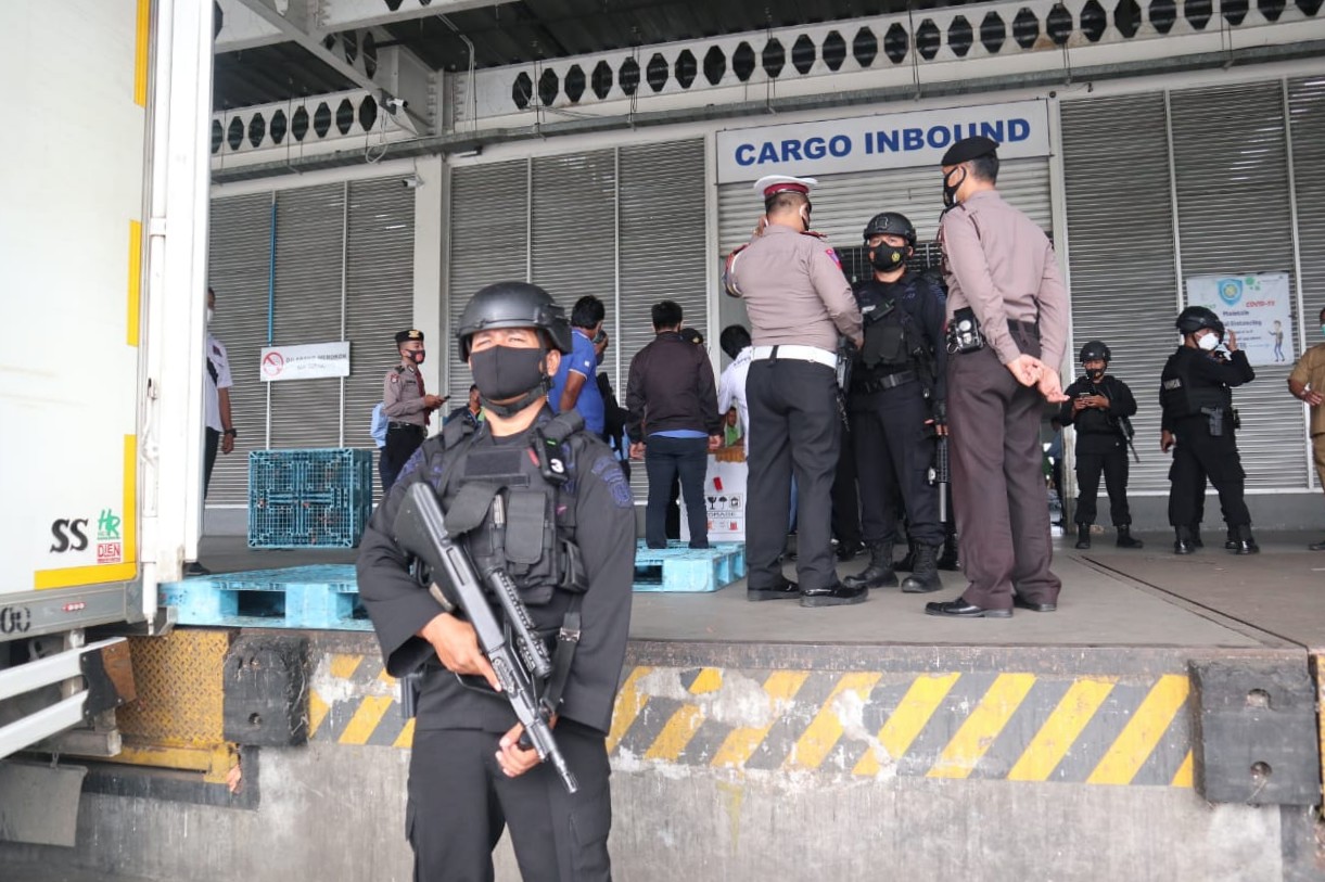 Vaksin Covid-19 Tiba di Bandara Kuala Namu, Dijaga Ketat Brimob Polda Sumut