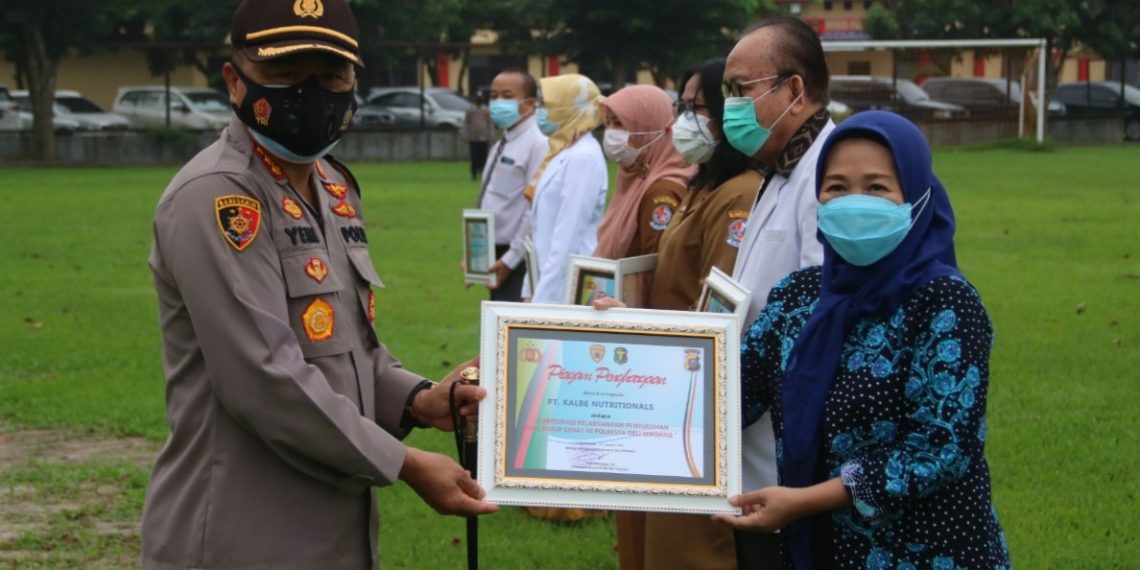 Kapolresta Deli Serdang Beri Piagam Penghargaan Kepada Tim Medis