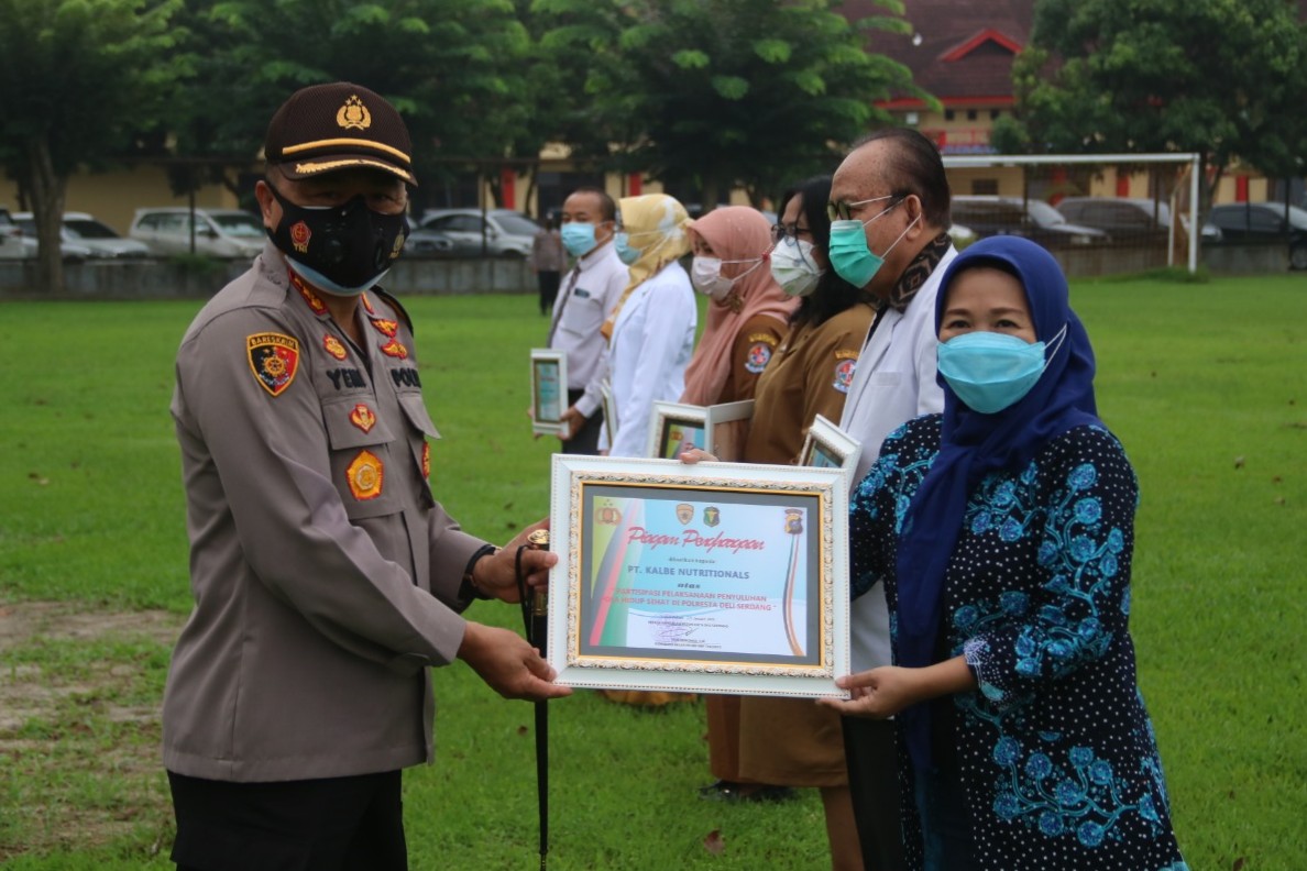 Kapolresta Deli Serdang Berikan Penghargaan Kepada Tim Medis