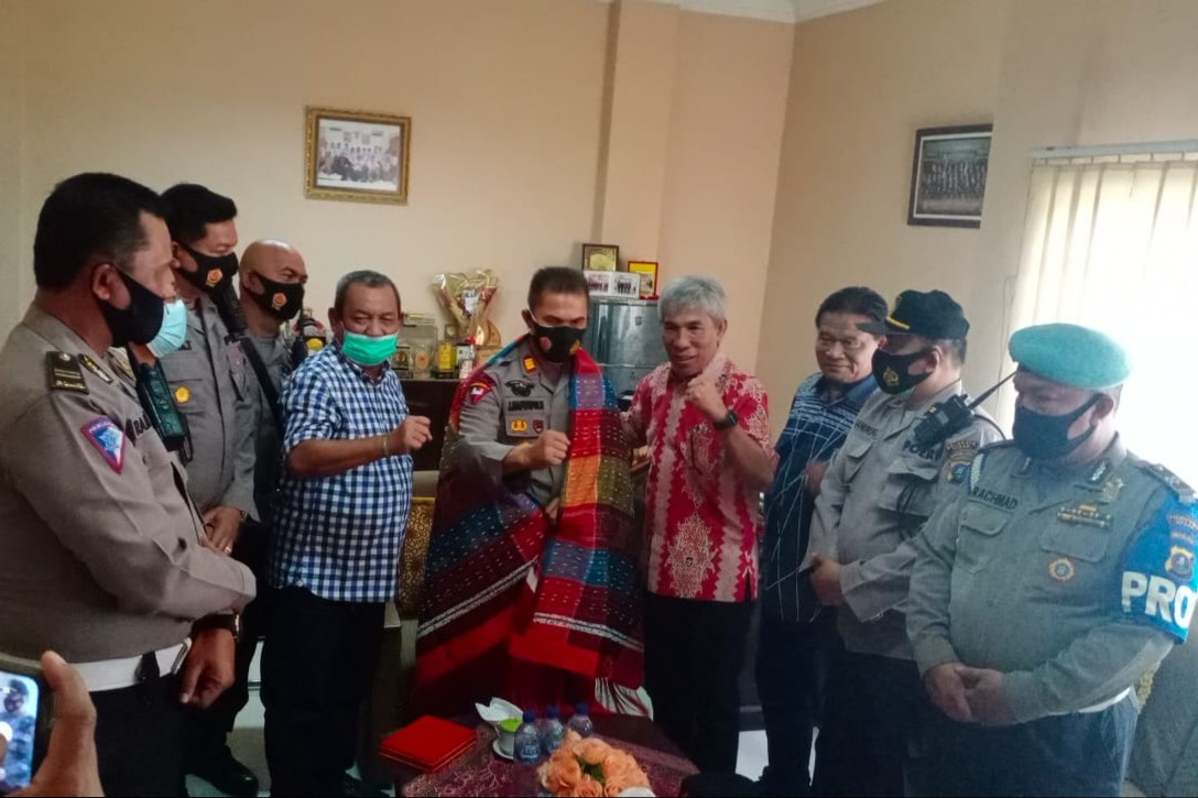 Silaturahmi ke Kantor Koni Sumut, AKP Janpiter Napitupulu Dikasih Ulos