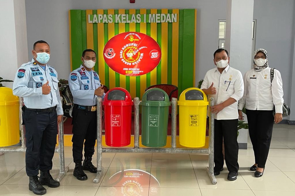 Dinas Lingkungan Hidup, Beri 2 Tempat Sampah di Lapas Klas I Medan