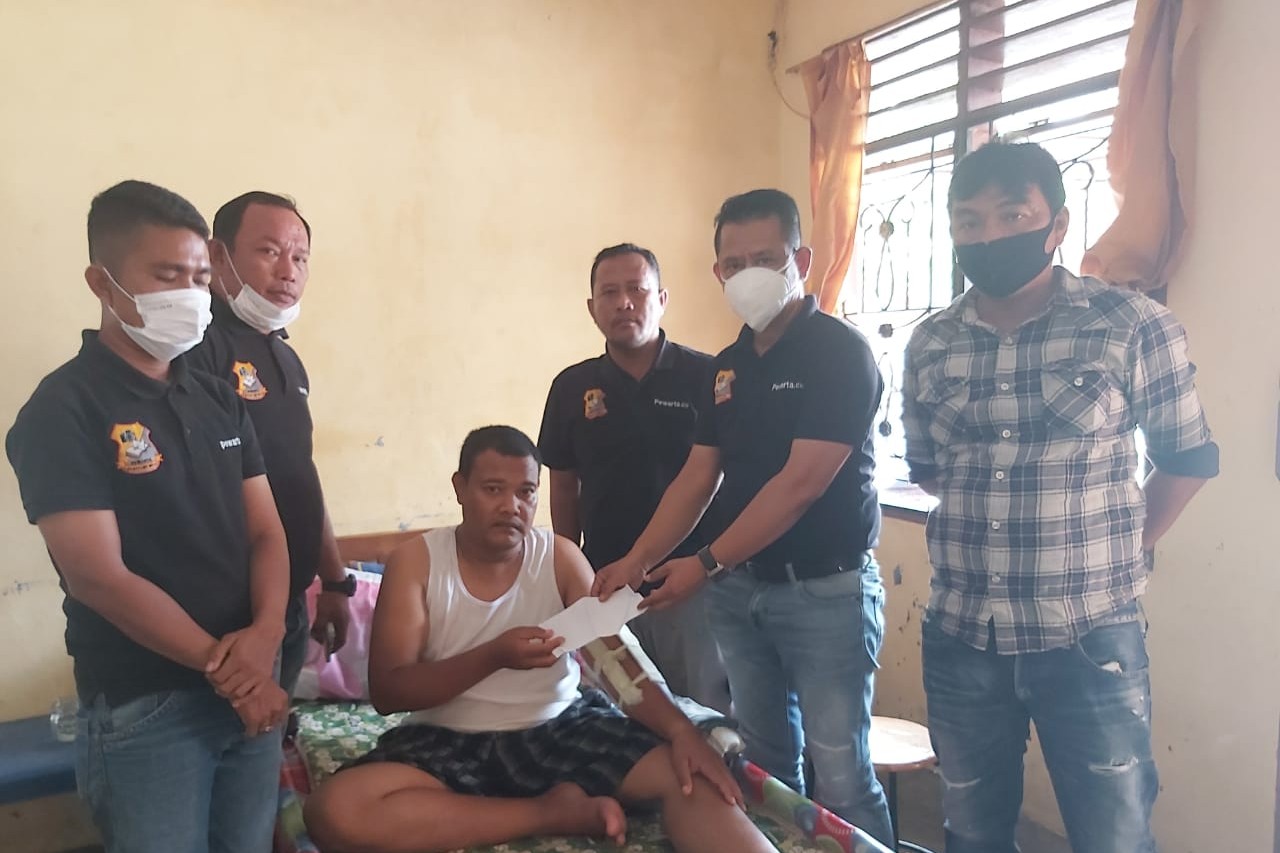 Pewarta Polrestabes Medan Jenguk Rekan Wartawan yang Sedang Sakit