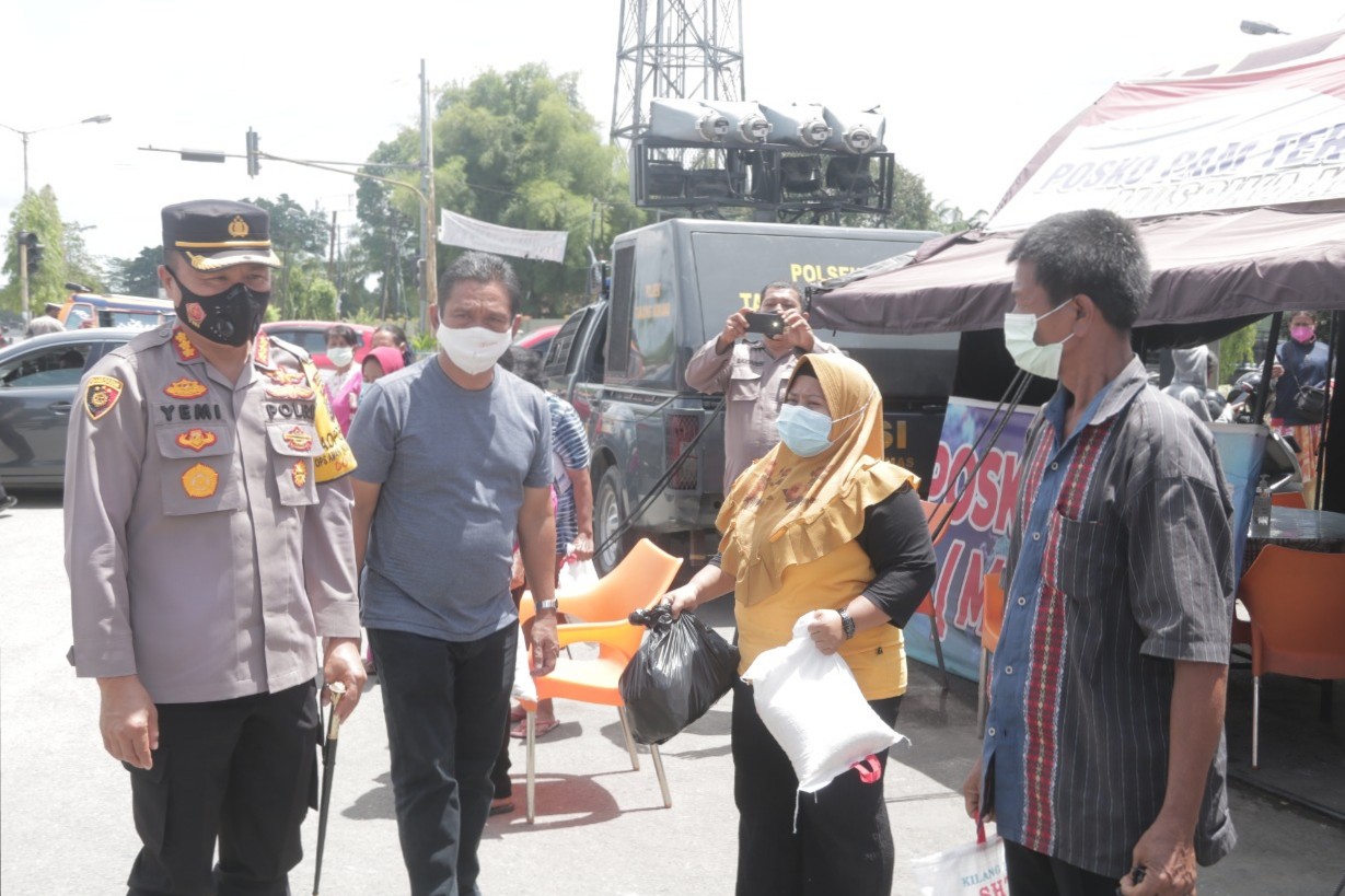 Kapolresta Deli Serdang Cek Posko PPKM Mikro Sekaligus Bagikan Sembako