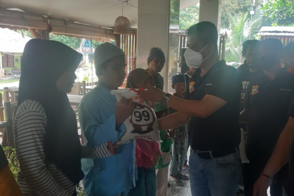 Sambut Ramadhan, Pewarta Polrestabes Medan Gulirkan Bantuan Sembako Kepada Anak Yatim di Bukit Lawang