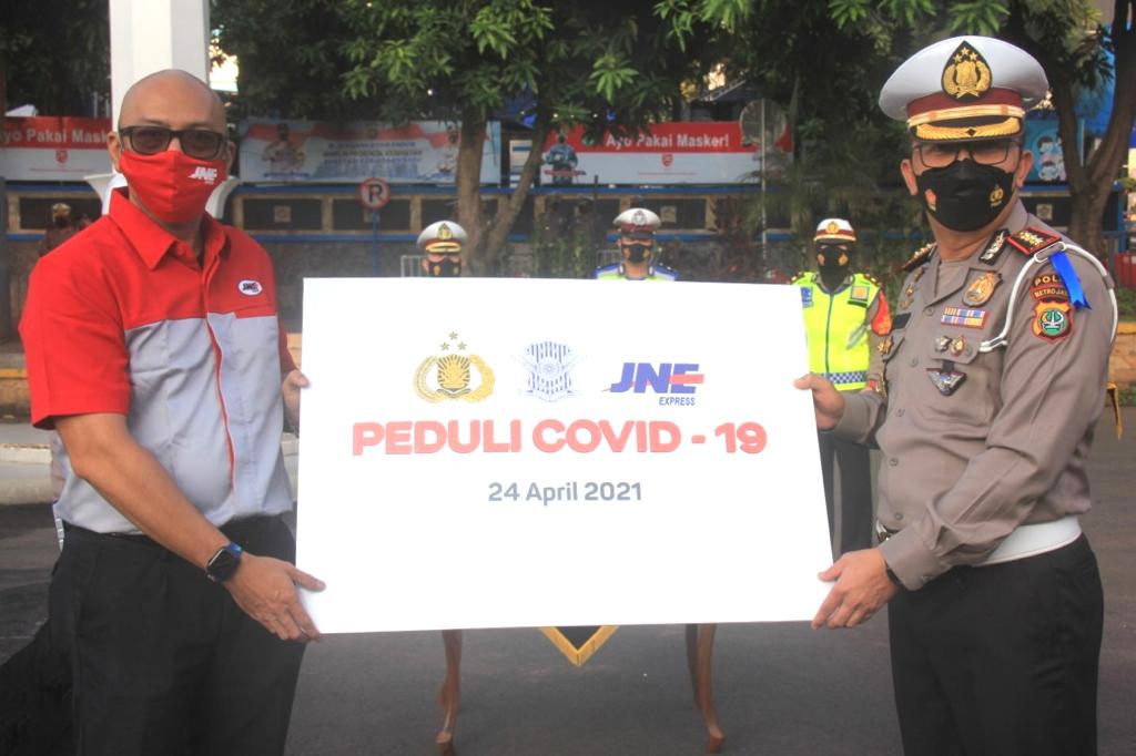 JNE Berikan Puluhan Ribu Pelindung Diri Kesehatan ke Polda Metro Jaya
