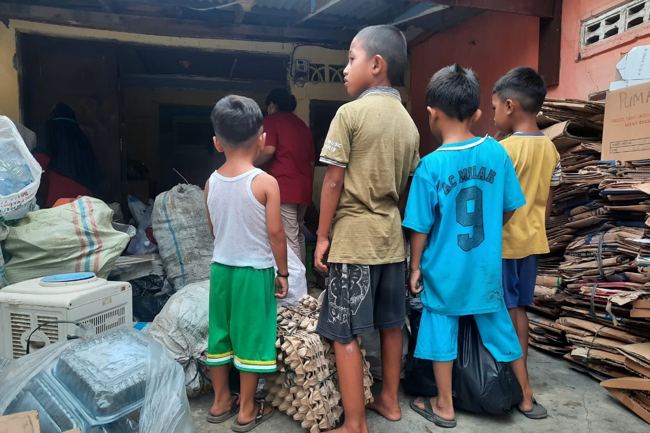 Warga Belawan Manfaatkan Sampah Buat Sekolahkan Anak