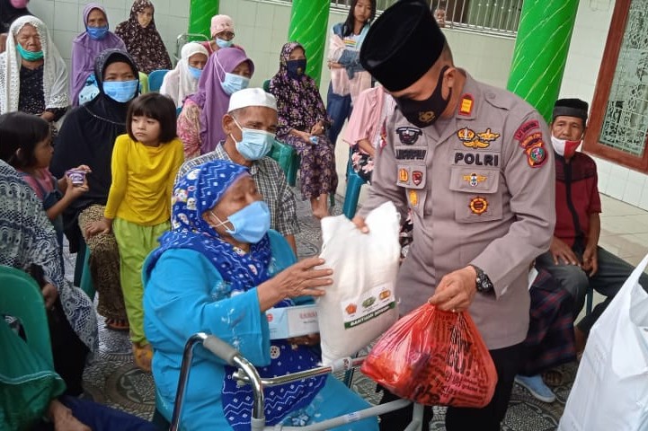 Peduli Sesama, Kapolsek Percut Sambangi Masjid Al-Ikhlas dan Bagikan Sembako Untuk Lansia