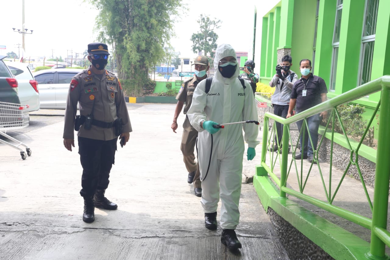 Poldasu Semprotkan Cairan Desinfektan Skala Besar Jelang Lebaran