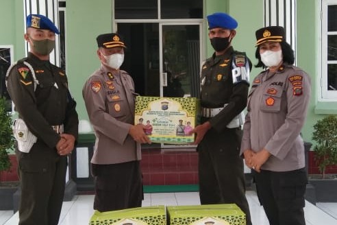 Polresta Deli Serdang Bagikan Paket Lebaran Idul Fitri Kepada TNI