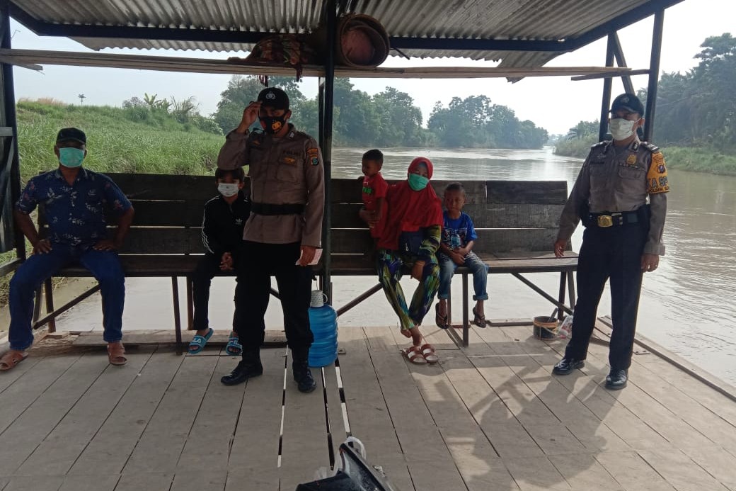 Polsek Beringin Pantau Akses Rakit dari Pemudik Menggunakan Jalur Sungai