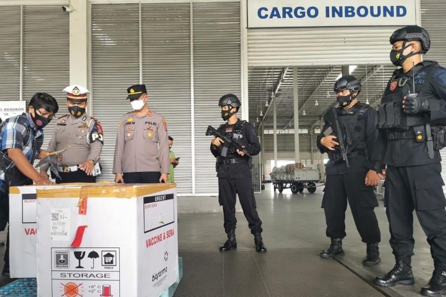 Turun dari Pesawat, 560 Vial Vaksin Sinovac Dibawa ke Dinkes Sumut