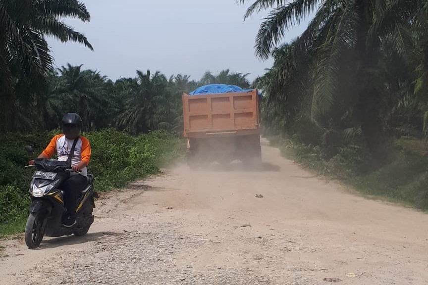 Hati-hati, di Jalan Rawa Keong Tanjung Morawa Sering Truck Galian C Melintas