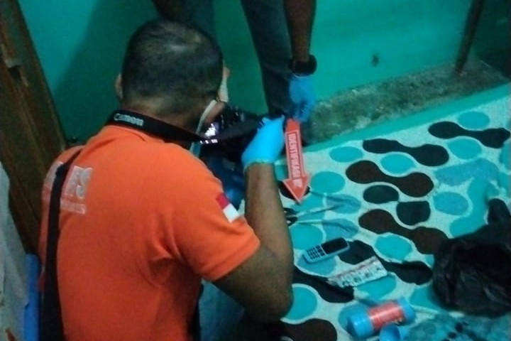 Pria Lajang Ditemukan Pacarnya Gantung Diri di Kamar