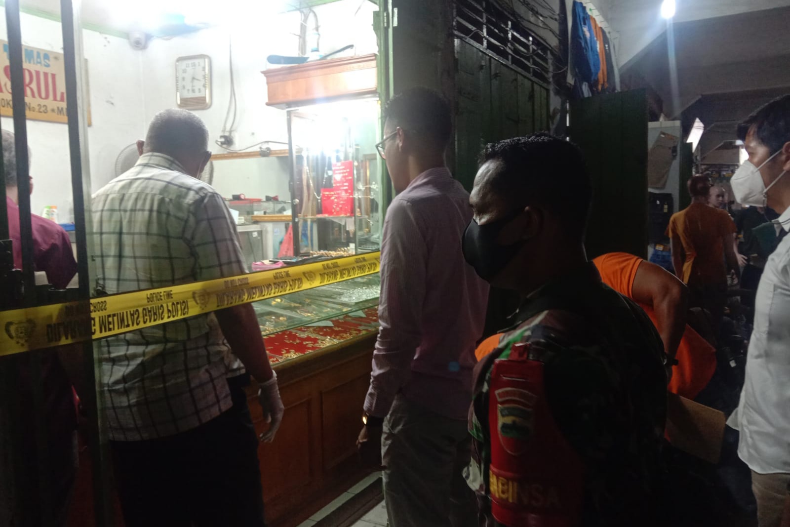 4 Perampok Bersenpi Gasak 2 Toko Emas di Pasar Simpang Limun, 5 Kg Emas Dibawa Kabur, Tukang Parkir Ditembak