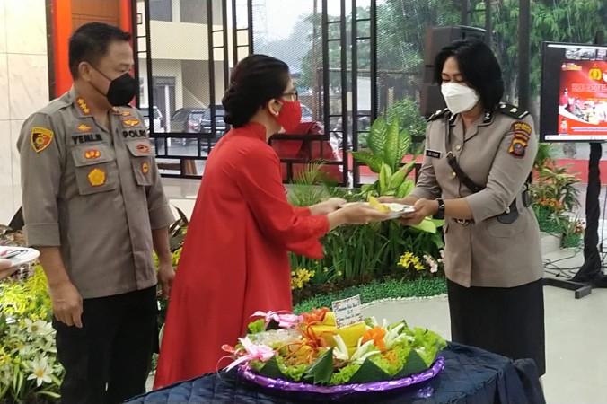 Polresta Deli Serdang Potong Nasi Tumpeng Syukuran HUT Polwan RI Ke 73