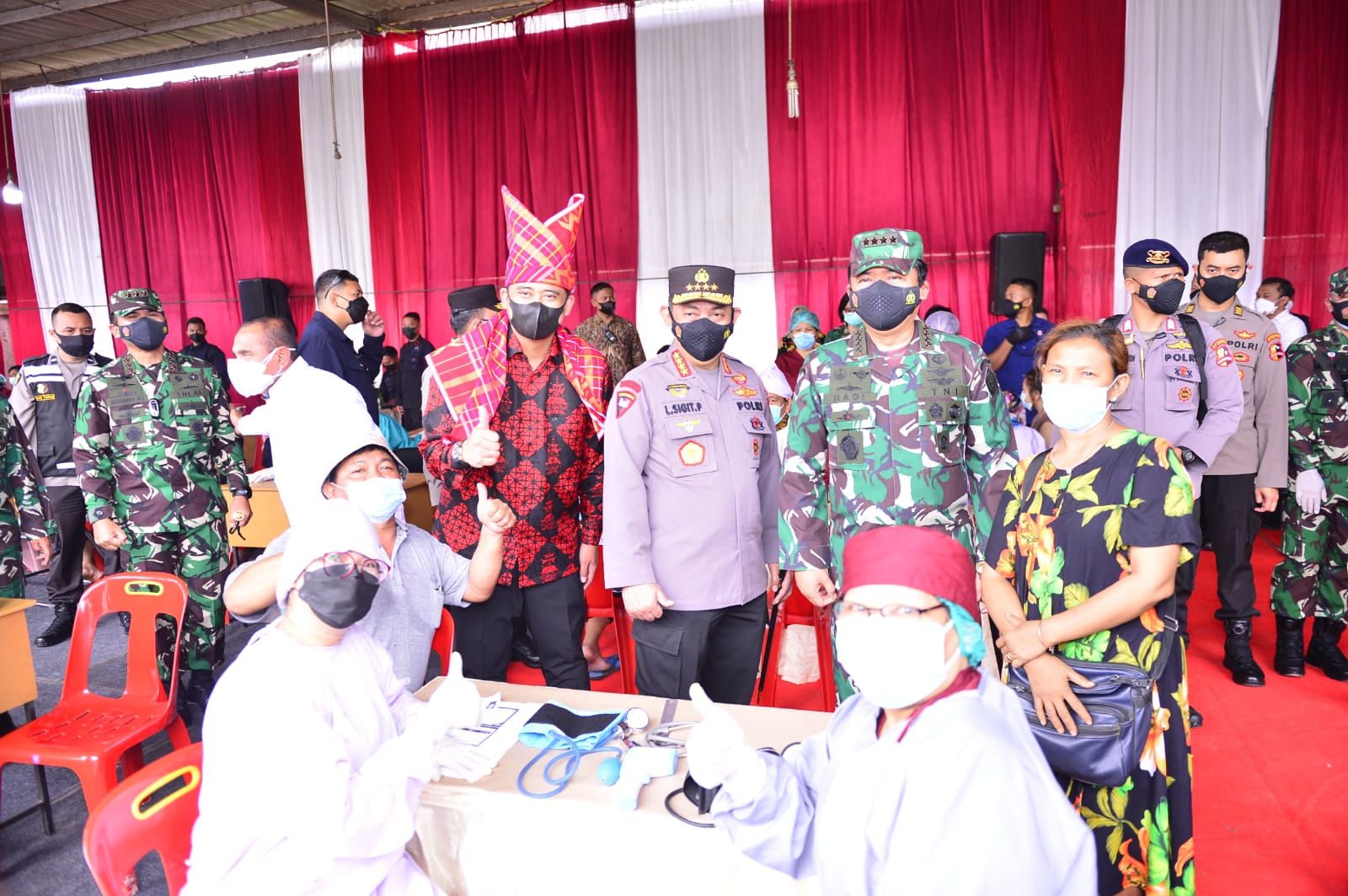 Kapolri dan Panglima TNI Cek Vaksinasi di Pasar Induk Medan