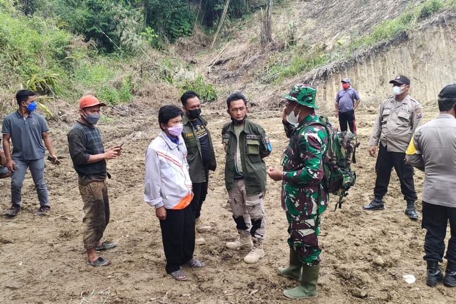 Warga Phakpak Senang dan Bersyukur Tentara Datang Bangun Jalan
