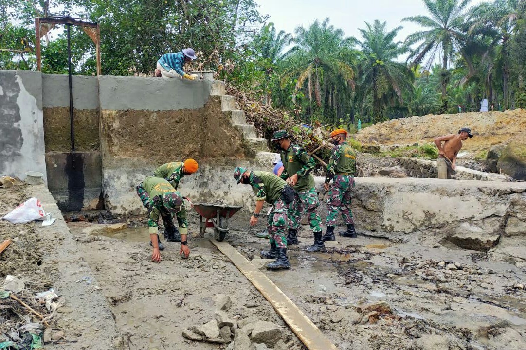 Prajurit Tiga Matra Bangun Bendungan Sungai Bahbiak di Siantar yang Jebol