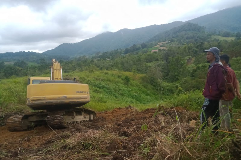 Hari Libur, Satgas TMMD 112 Kodim 0206/Dairi Tetap Bekerja Bangun Jalan