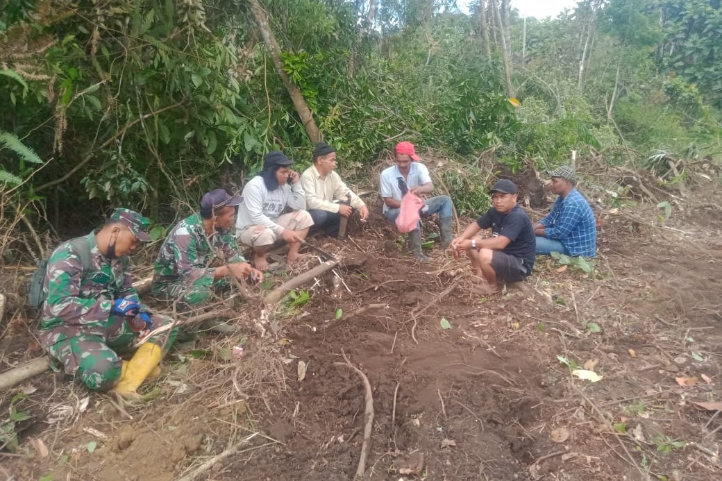 Disela Tugas, Warga dan Satgas TMMD 112 Makan Siang Bersama di Pembangunan Jalan