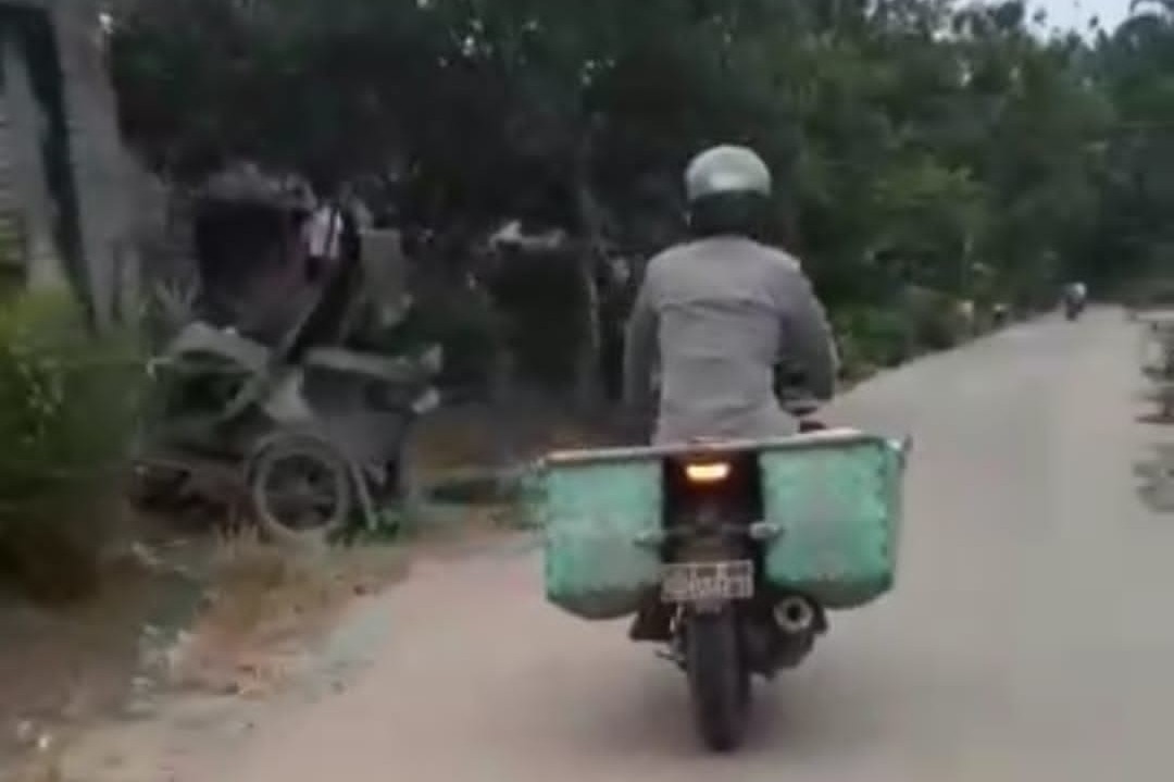 Keren! Kapolsek Tiga Juhar Bagikan Sembako ke Warga Naik Motor Pakai Keranjang