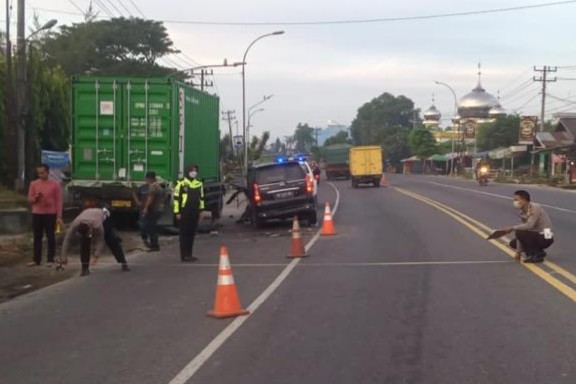 Mobil Avanza Angkut 4 Anggota Polri Tabrak Truk Berhenti, 1 Tewas, 3 Luka