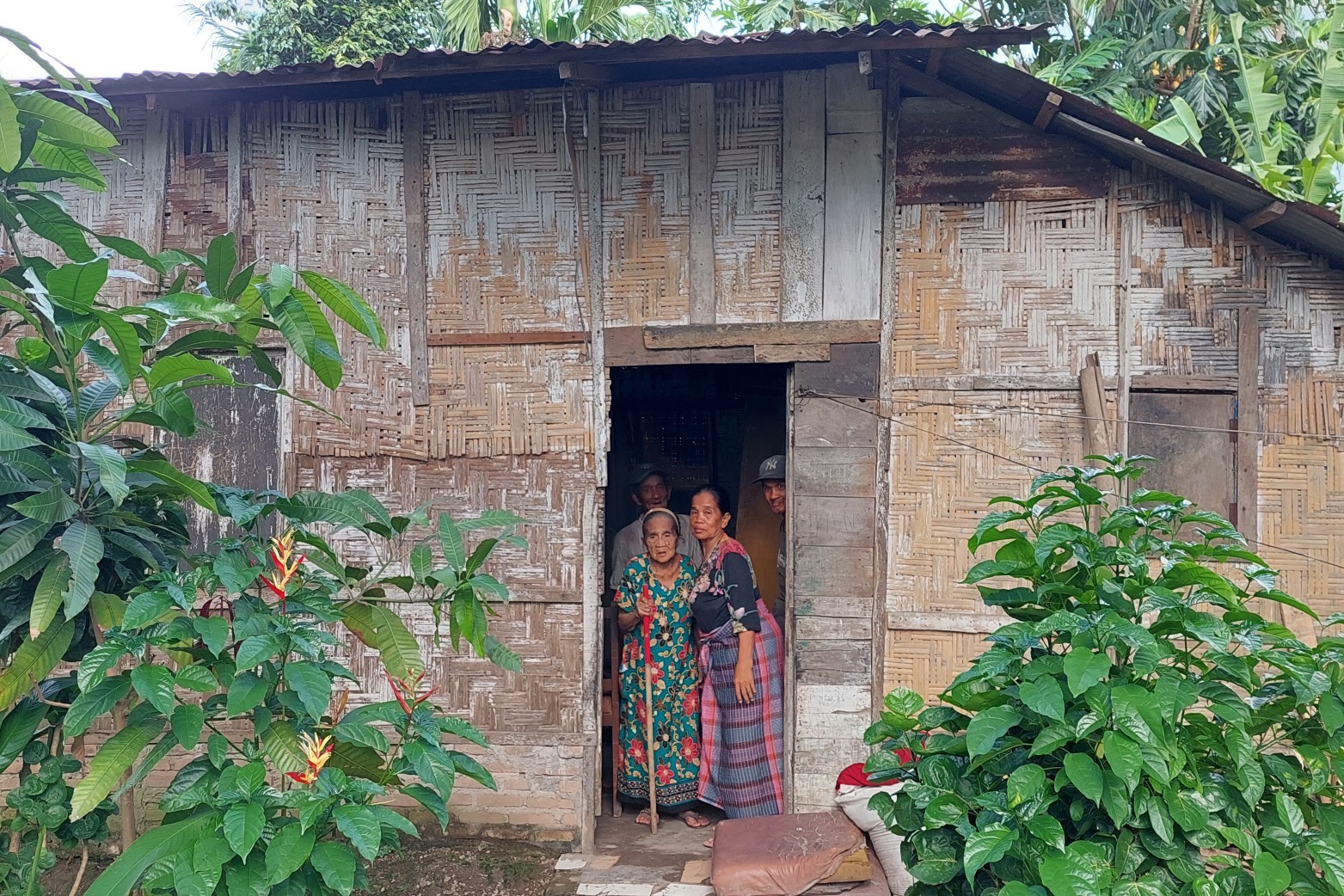Tinggal Gubuk Reok, Nek Mirhamah dan Dua Anaknya Butuh Uluran Tangan