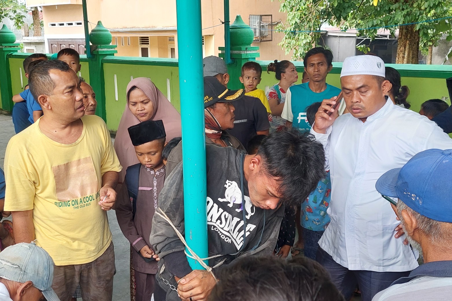 Curi Kotak Infaq di Masjid Syahiratul A’mal, Pria Bertato Diikat di Tiang