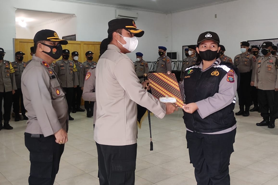 Kapolres Sibolga Beri Penghargaan Personil dan Relawan Vaksinator