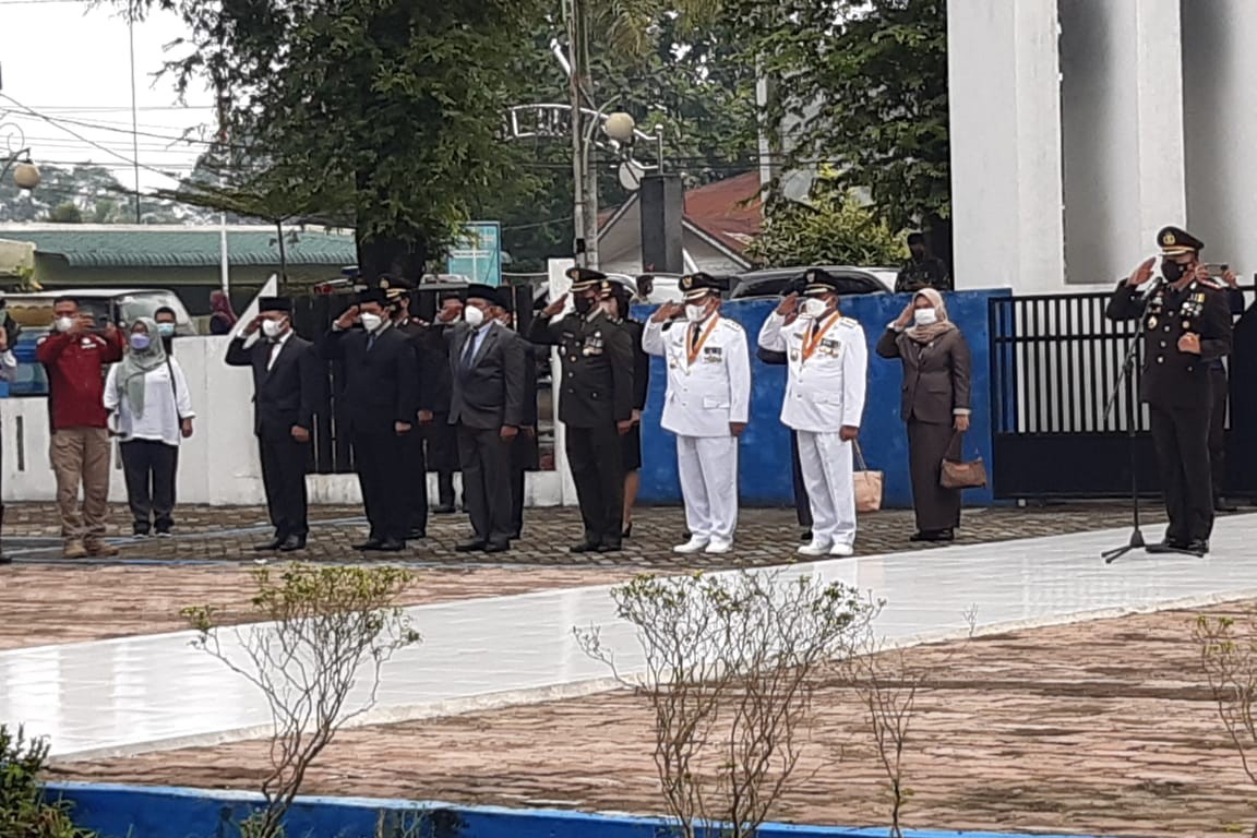 Bupati Deli Serdang Bersama Satu Pleton TNI/Polri Jiarah ke Makam Pahlawan