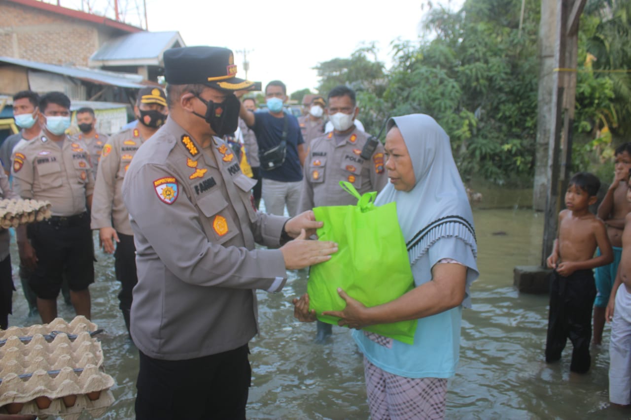 Warga Terdampak Banjir di Sergai Dapat Sembako dari Irwasda dan Kapolres