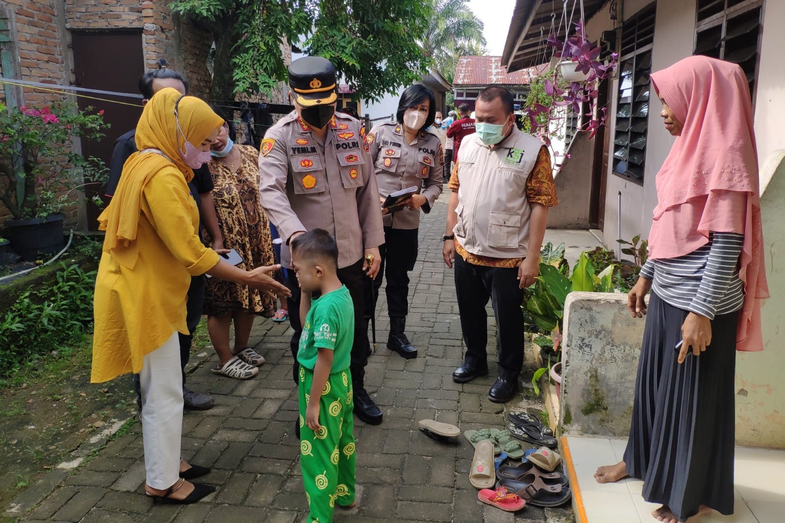 Kapolres Deli Serdang dan KSJ Datangi Rumah Warga Kurang Mampu