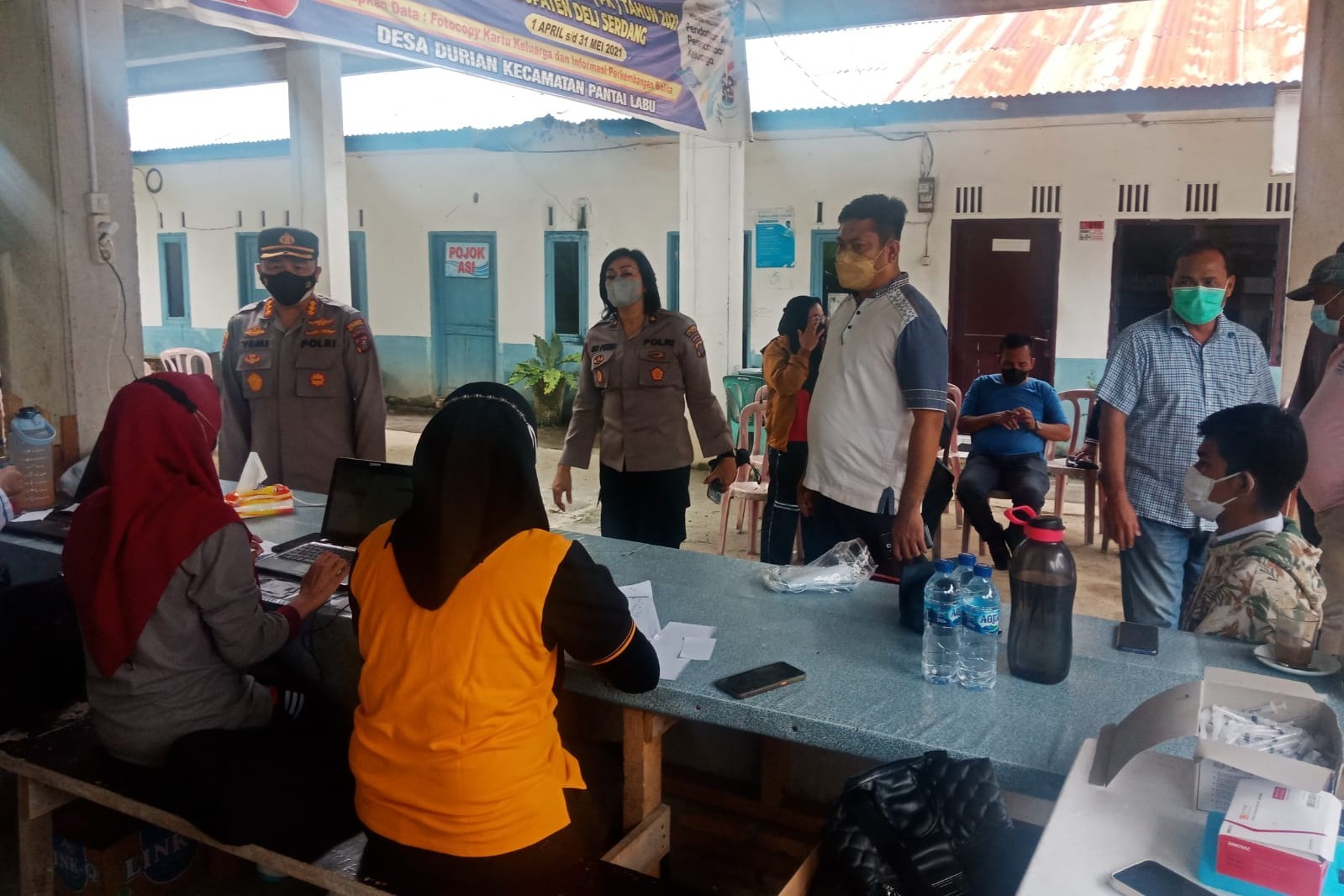 Tinjau Vaksinasi Massal di Pantai Labu, Kapolresta DS Minta Para Kadus Data Warganya