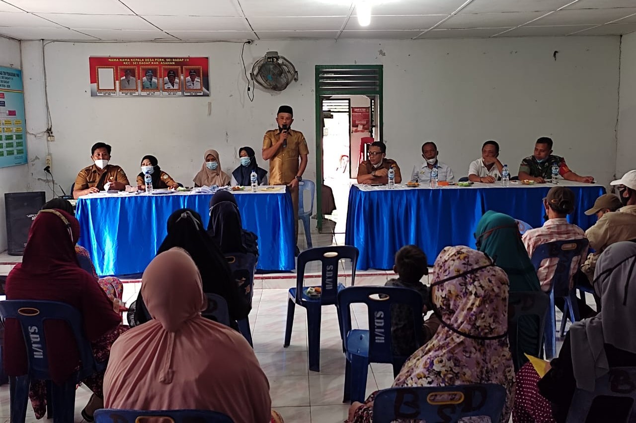 Kades Sei Dadap Serahkan BLT Dana Desa kepada 42 Kepala Keluarga