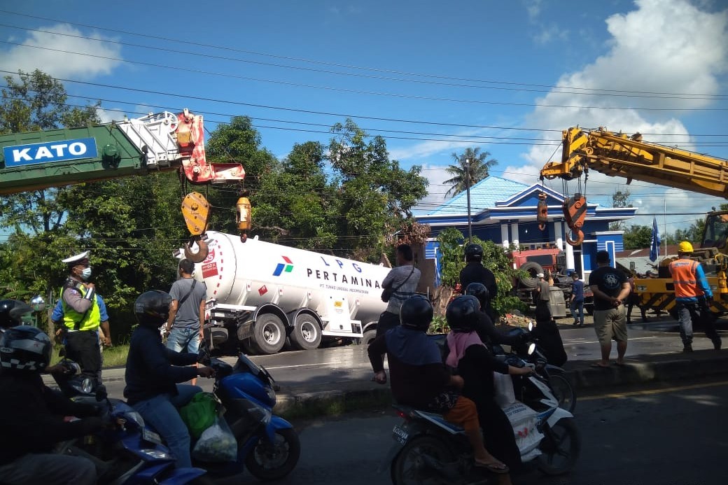 Truk Tangki PLG Pertamina Tabrak Pagar Kantor PAN Deli Serdang