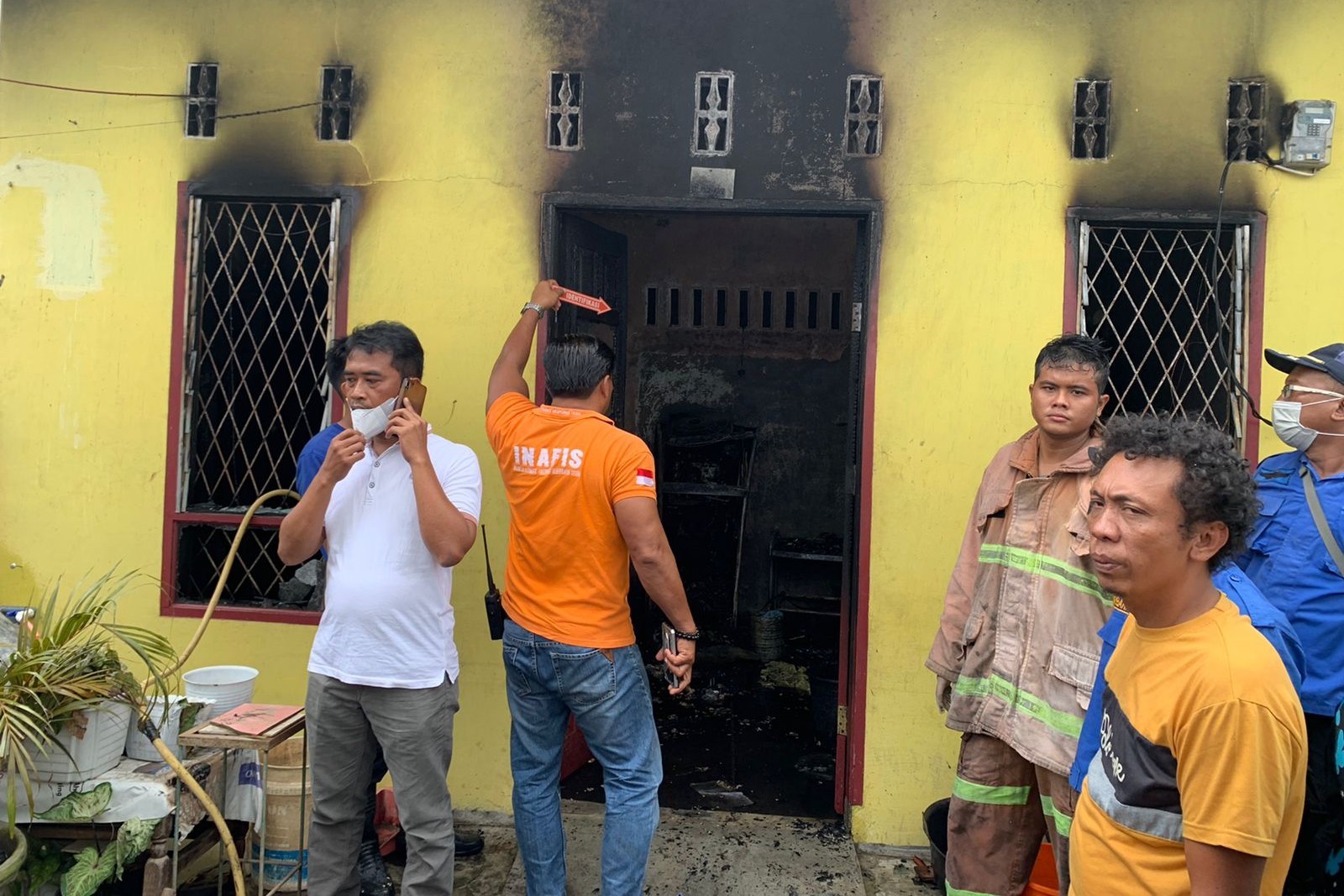 Ibu Isi Bensin di depan Pintu Rumah, Anak Terpanggang di Ruang Tamu
