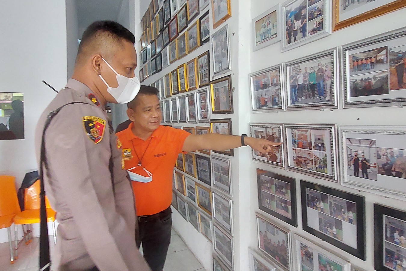 Momen HPN, Kapolsek Medan Timur Sambangi Pewarta Polrestabes Medan Beri Ucapan dan Kue Tar