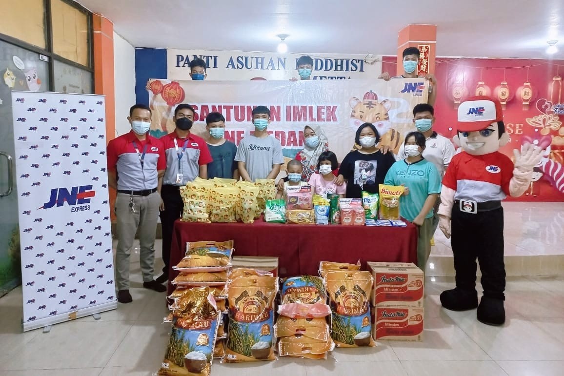JNE Bagikan Angpau dan Bakpau di Perayaan Imlek
