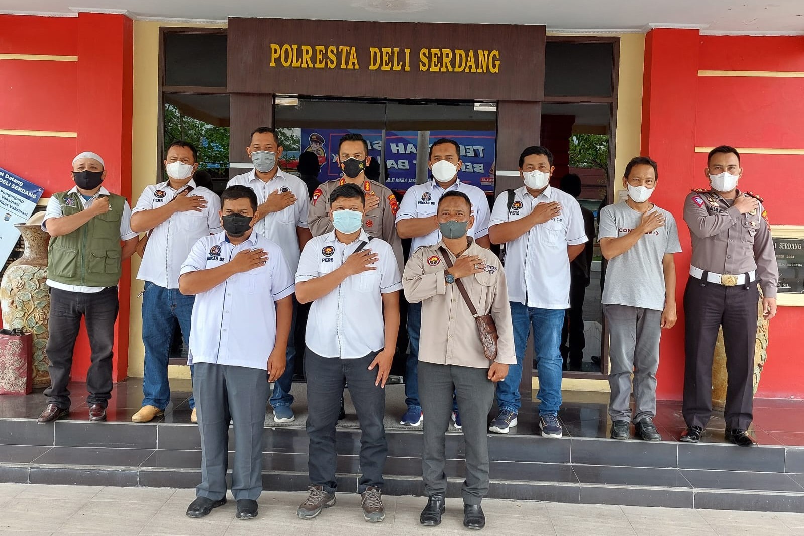Kapolresta DS Berikan Cindra Mata kepada WUPDS G-17 yang Terus Aktif Mendukung dalam Pemberitaan