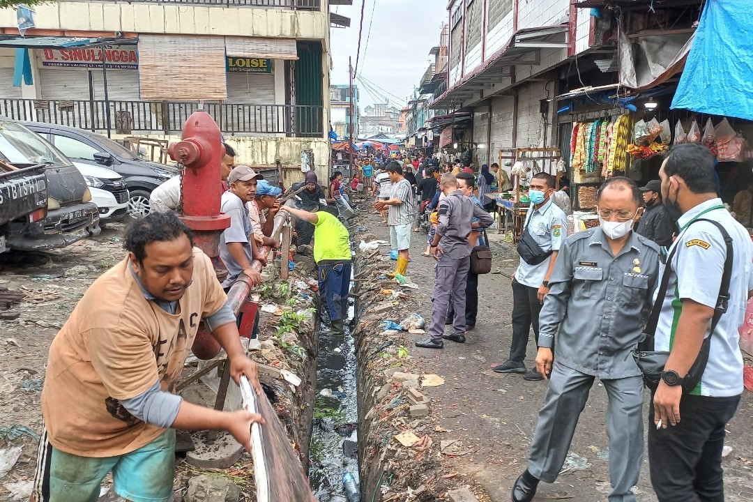 Penertiban PKL di Pasar Kampung Lalang, Pedagang Bongkar Sendiri Lapak di Fasilitas Umum