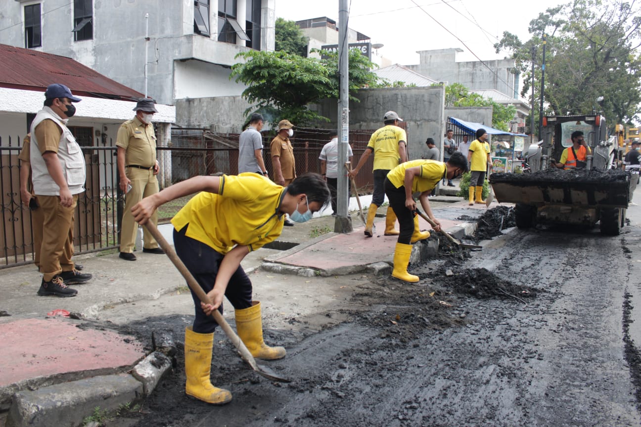 Dinas PU dan Dinas Kebersihan Pertamanan, Bersihkan Kawasan Jalan Adam Malik Medan