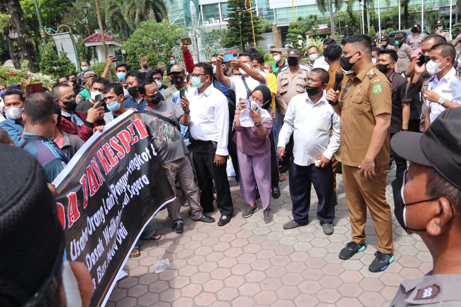 Supir Angkot Demo di Depan Balai Kota, Terkait Bus Trans Metro Deli Gratis
