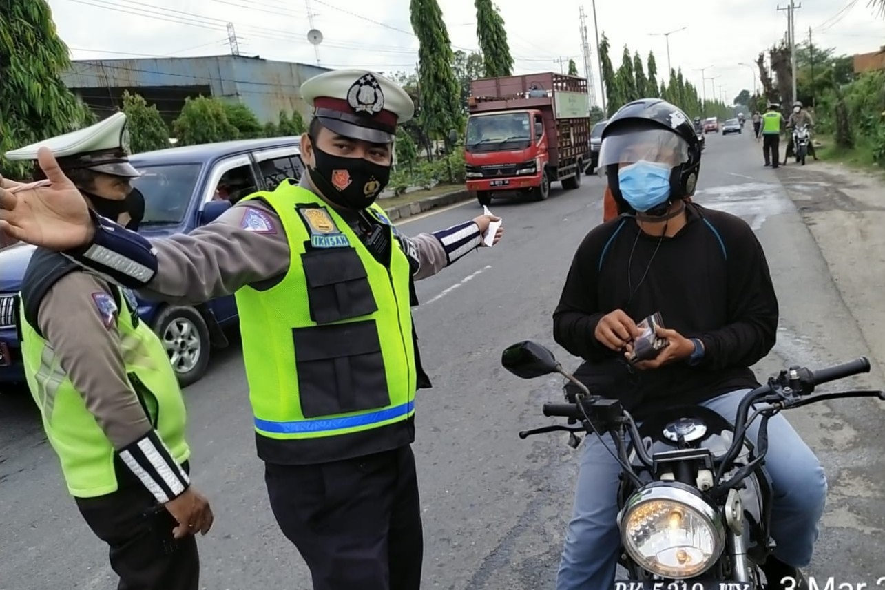 Polresta Deli Serdang Edukasi Tentang Keselamatan Berkendara dan Ajak Vaksinasi