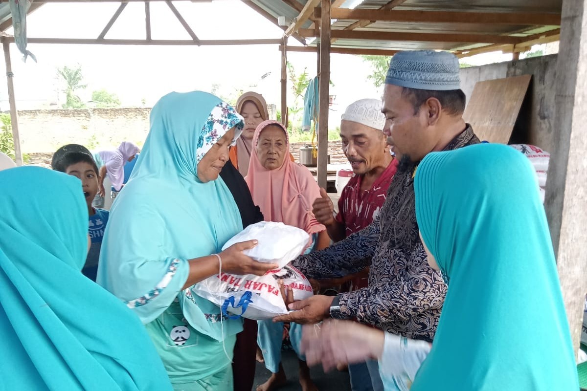 Bentuk Syukur Sambut Ramadhan, Advokad Syaifullah Bagi Sembako ke Warga Desa Kolam